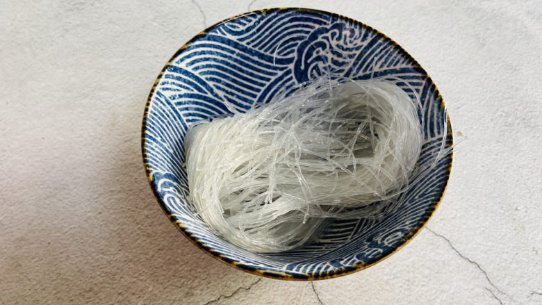 白菜粉丝汤,<a style='color:red;display:inline-block;' href='/shicai/ 523'>粉丝</a>提前泡软,再清洗一下