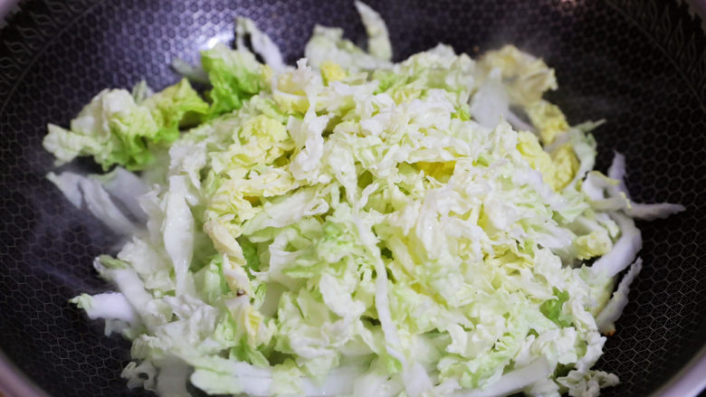 白菜粉丝汤,加入白菜,炒至断生