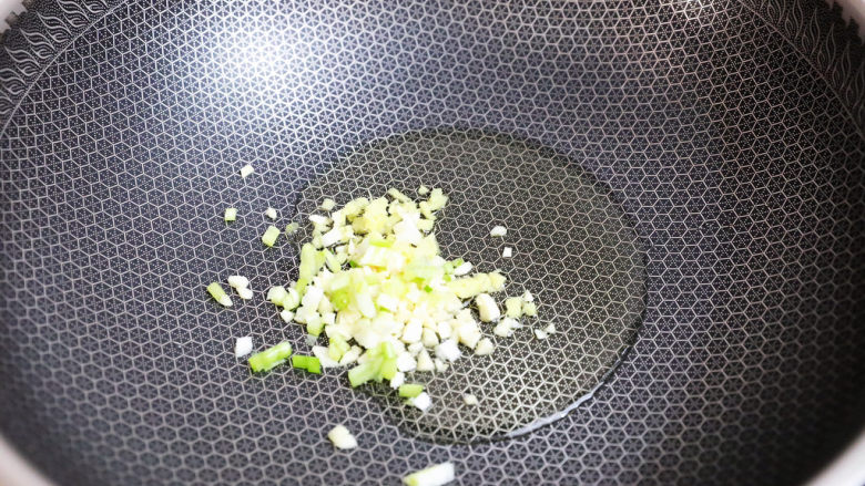 白菜粉丝汤,锅中倒入适量的食用油烧热,放入葱白姜末蒜末爆香