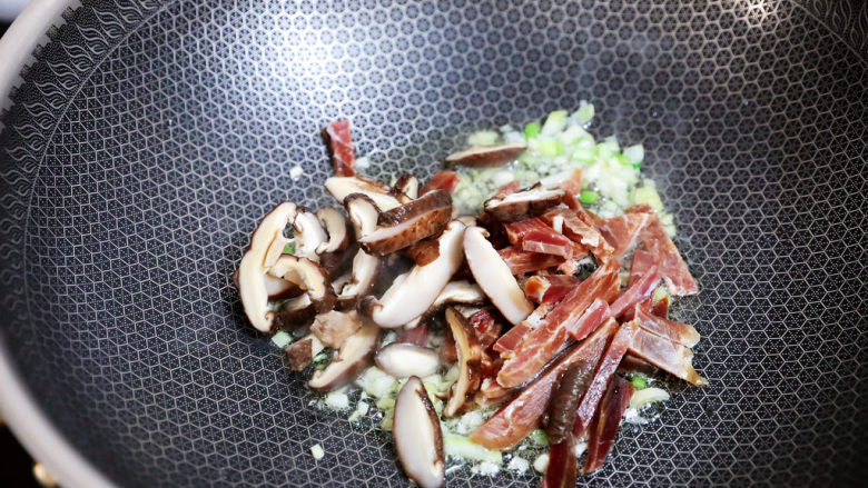 白菜粉丝汤,加入香菇,炒出香味