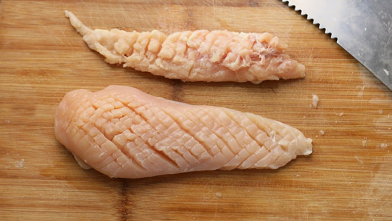 新奥尔良烤鸡米花,<a style='color:red;display:inline-block;' href='/shicai/ 101'>鸡胸肉</a>清洗后,在两面切浅花刀,方便入味