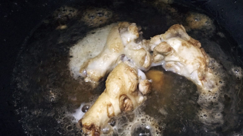 啤酒鸡翅根,倒入啤酒,没过鸡翅根