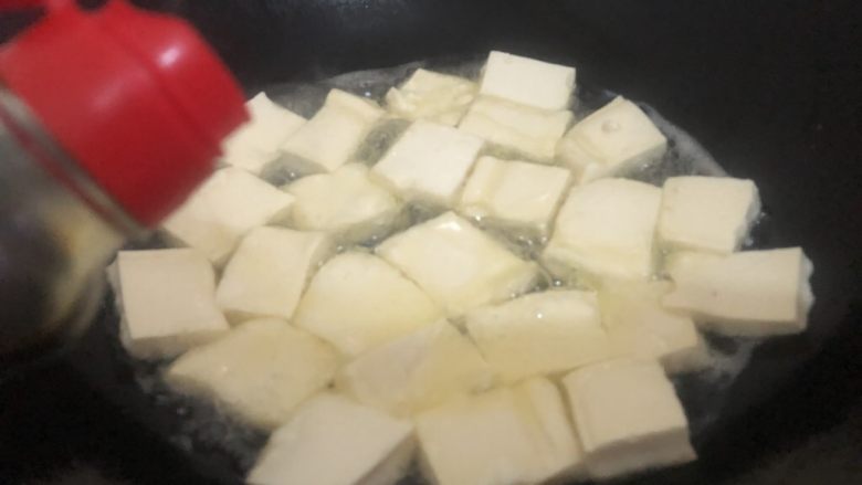 白菜炒豆腐,下点<a style='color:red;display:inline-block;' href='/shicai/ 788'>生抽</a>让它入味些,再翻另一面也煎一下盛出