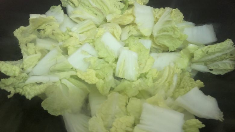 白菜炒豆腐,洗一下锅,大火把锅烧热下油,然后下白菜(煎豆腐的油也可以一起倒下去)