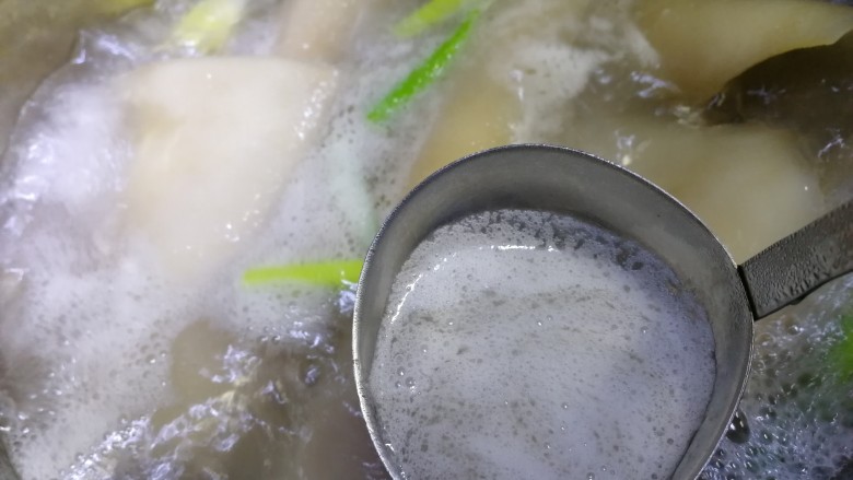 自制猪皮冻,水开文火煮6分钟,一次撇去浮沫,去腥臭味。