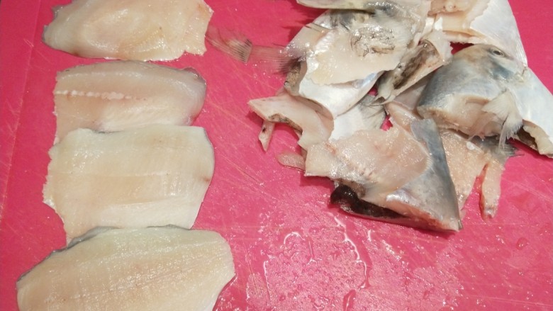 番茄火锅,片鱼肉,鱼骨剁成小块。