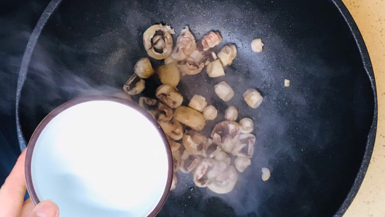 口蘑汤,转大火,加一碗清水