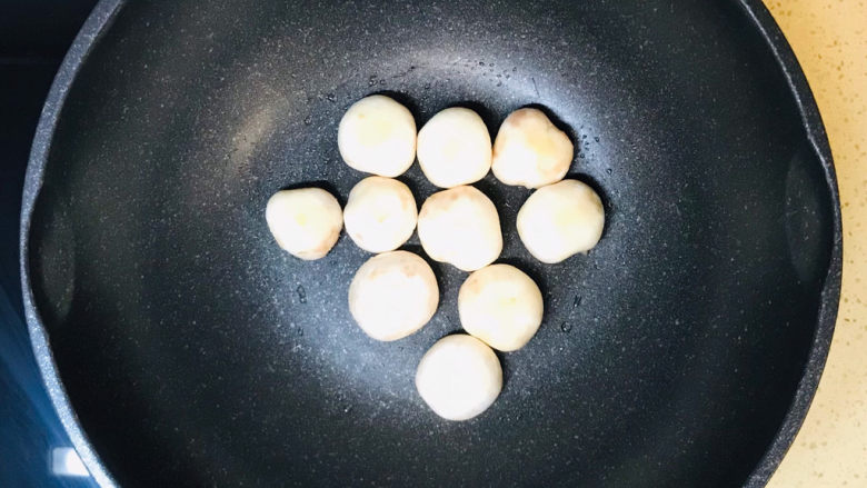 口蘑汤,将口蘑倒扣在锅里,转小火煎一下
