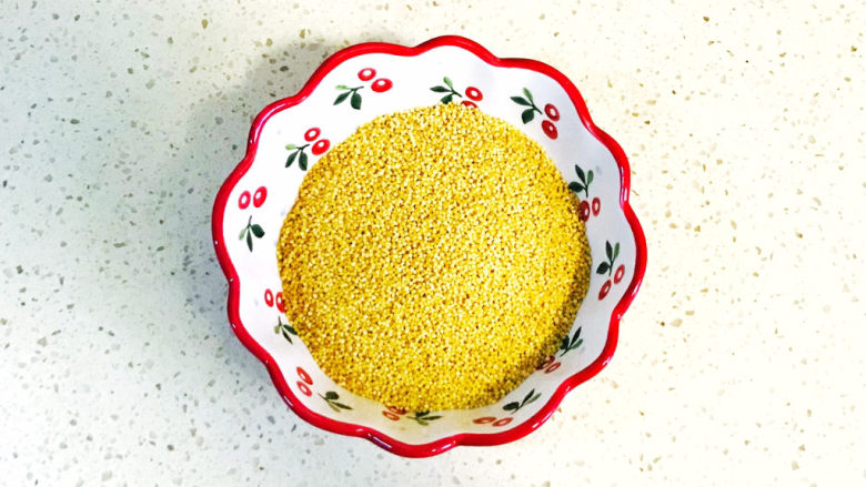 紫薯小米粥,<a style='color:red;display:inline-block;' href='/shicai/ 493'>小米</a>洗净，洗时用水冲洗一下就好，不要搓洗，<a style='color:red;display:inline-block;' href='/shicai/ 493'>小米</a>的外皮是最有营养的，不要搓洗掉了
