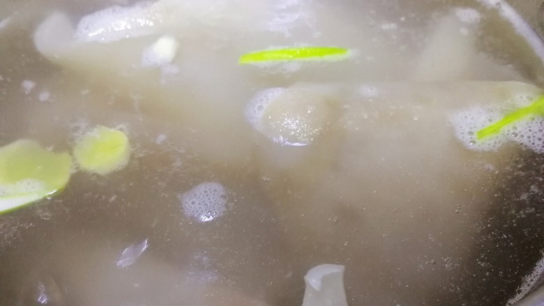 自制猪皮冻,水开文火煮5分钟,二次撇浮沫,再次去掉猪皮的腥味。
