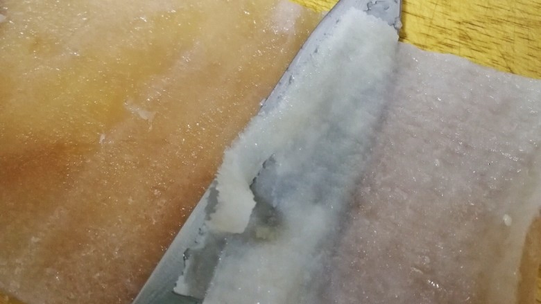 自制猪皮冻,去掉肉皮里面的白油,白油去的越干净越好。