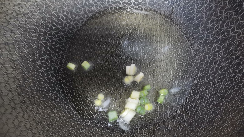 白菜粉丝汤,起锅烧油,下入葱白炒香