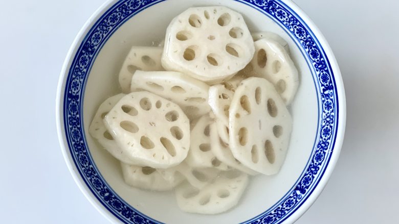 酸辣爆脆的藕片,年夜饭必备凉拌菜!,<a style='color:red;display:inline-block;' href='/shicai/ 30'>莲藕</a>去皮,泡在清水里,去掉淀粉。