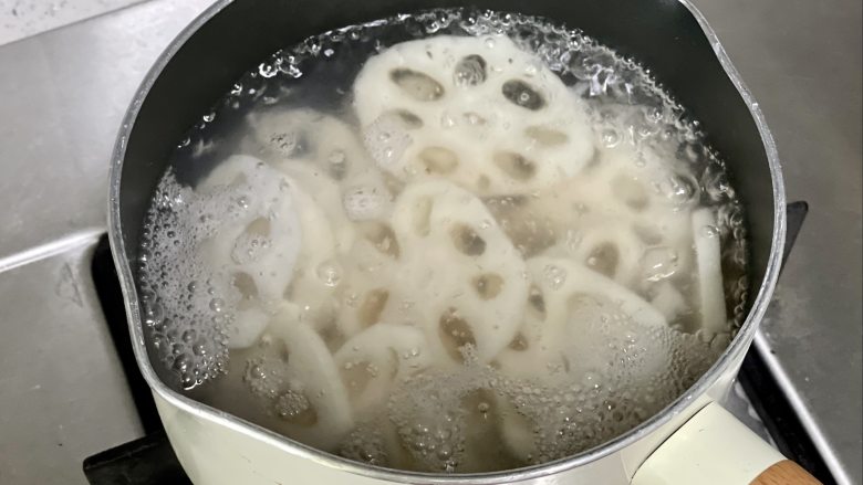 酸辣爆脆的藕片,年夜饭必备凉拌菜!,把藕片下沸水煮2分钟,不要煮太久。