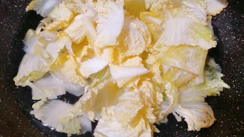白菜炒豆腐,锅里烧开水,再把它放入锅里
