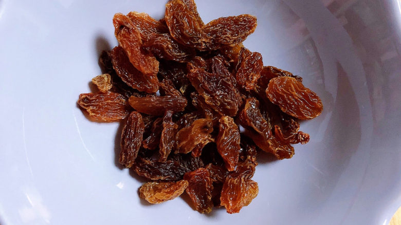 牛奶棒,准备好香妃葡萄干,洗净擦干。