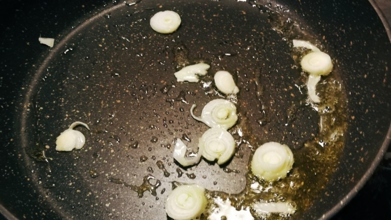 白菜炒豆腐,起油锅放入食用油,油热后放入葱片炒香。