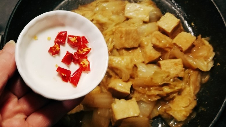 白菜炒豆腐,豆腐吸饱了汤汁,放入油辣椒,关火出锅。