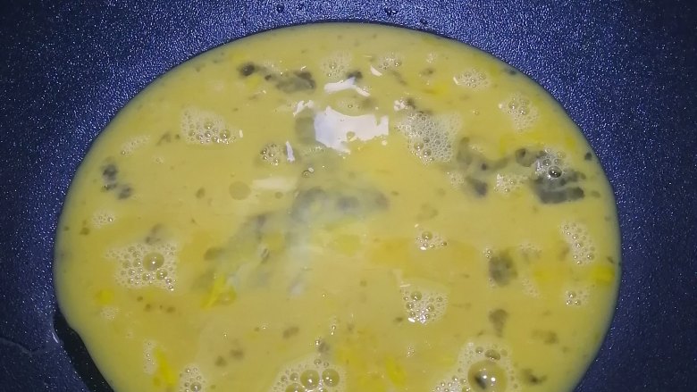 快手早餐~~番茄鸡蛋粉条,热锅入油,倒入蛋液