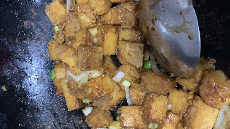 红烧米豆腐,翻炒