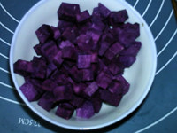 紫薯小米粥,<a style='color:red;display:inline-block;' href='/shicai/ 2643'>紫薯</a>洗净,切小丁