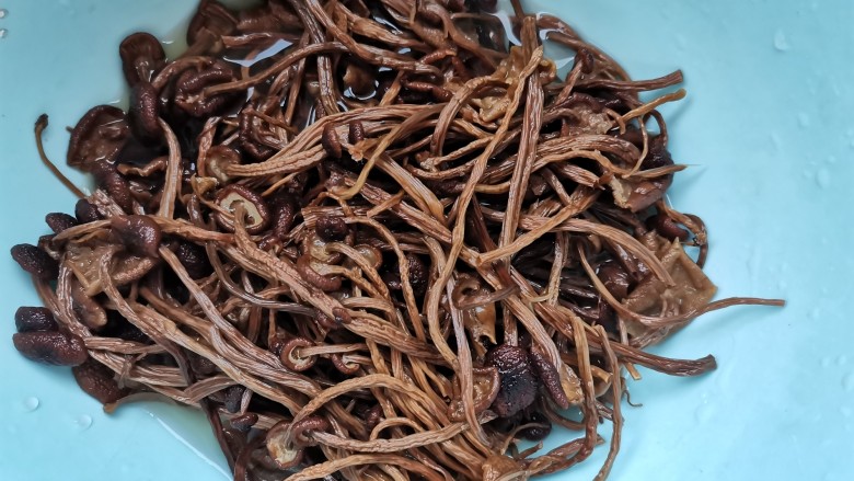 干锅茶树菇,泡好的茶树菇剪去根部,清洗干净