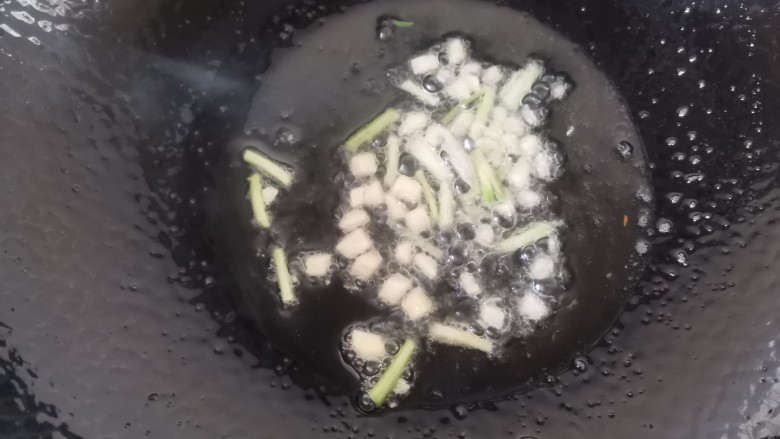 干锅茶树菇,锅留余油再倒入少许油,放入葱蒜末炒出香味