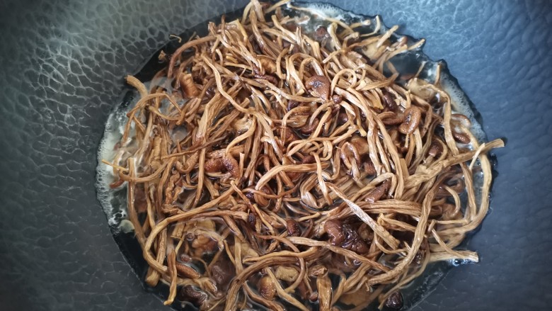 干锅茶树菇,锅里水开加入少许盐,放入茶树菇焯水两分钟捞出沥水