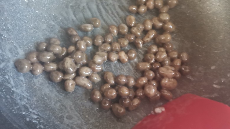 糖霜山药豆,随着温度降低,糖浆会由透明变成乳白色