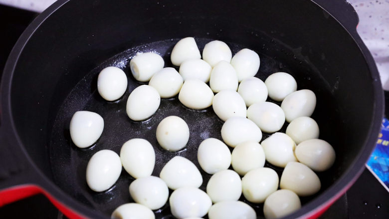 茄汁鹌鹑蛋,锅中倒入适量的食用油烧热,放入鹌鹑蛋