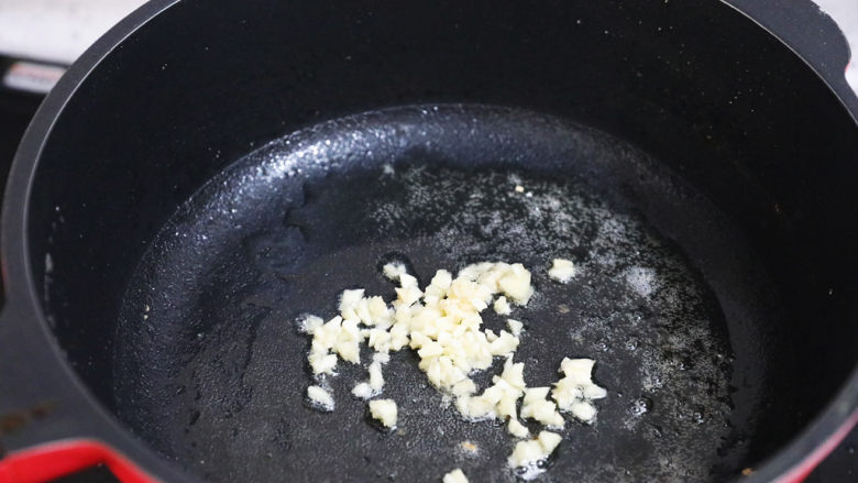 茄汁鹌鹑蛋,原锅留底油,放入蒜末爆香