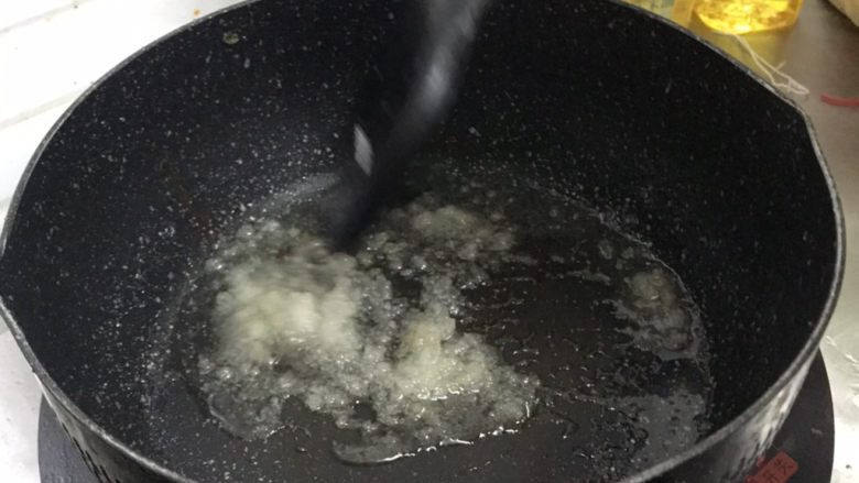 自制爆米花,加入一把糖,翻炒至微融