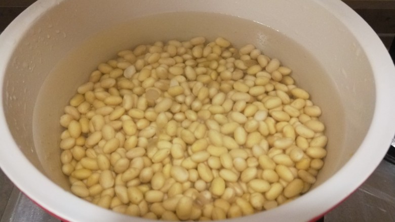 酱黄豆,加入适量水煮开锅。