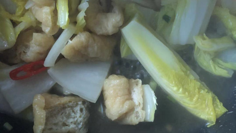 白菜炒豆腐,翻炒均匀后加入一点点水,煮几分钟至熟。