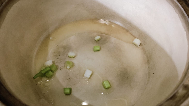 口蘑汤,锅烧热油,加入葱白爆炒出香味