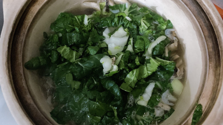 口蘑汤,然后加入奶白菜,煮至软烂