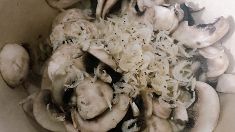 口蘑汤,然后加入虾米,翻炒15s