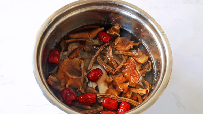 茶树菇炖鸡汤,加入清水,没过食材即可