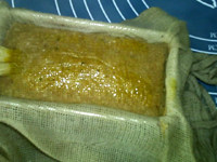 自制午餐肉,取出,揭开屉布,在表面刷蛋黄