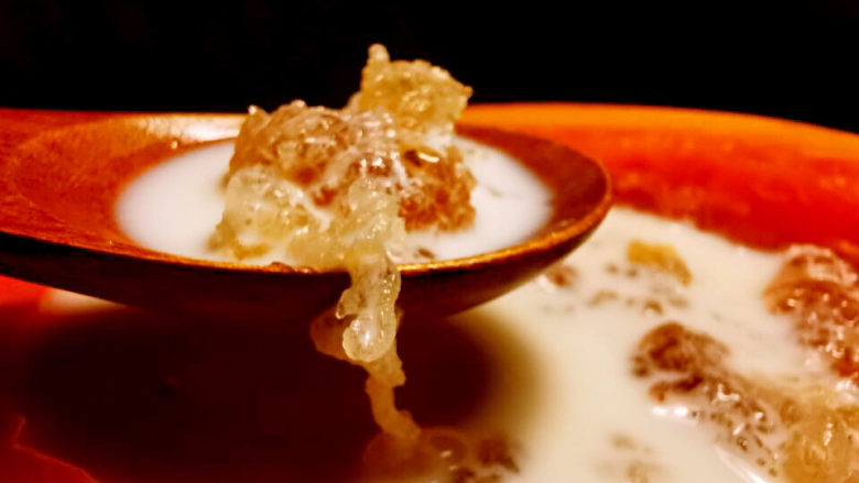 木瓜炖牛奶,趁热,慢慢享受,除了木瓜皮不吃外,全部都可以吃