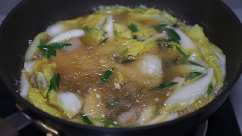 白菜粉丝汤,最后加入剩下的蒜苗,煮约1分钟即可
