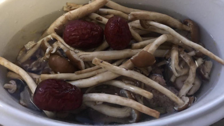 茶树菇炖鸡汤,放入红枣,倒入没过食材的清水。