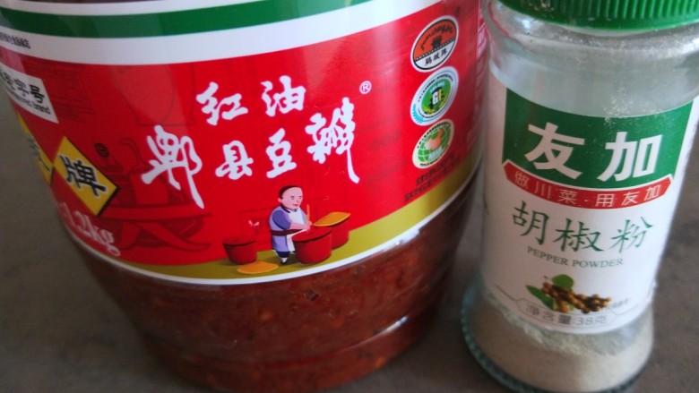 红烧米豆腐,<a style='color:red;display:inline-block;' href='/shicai/ 705'>豆瓣酱</a>,白胡椒。