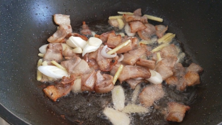 红烧米豆腐,肉片炒干一点好吃,放入葱姜蒜炒香。