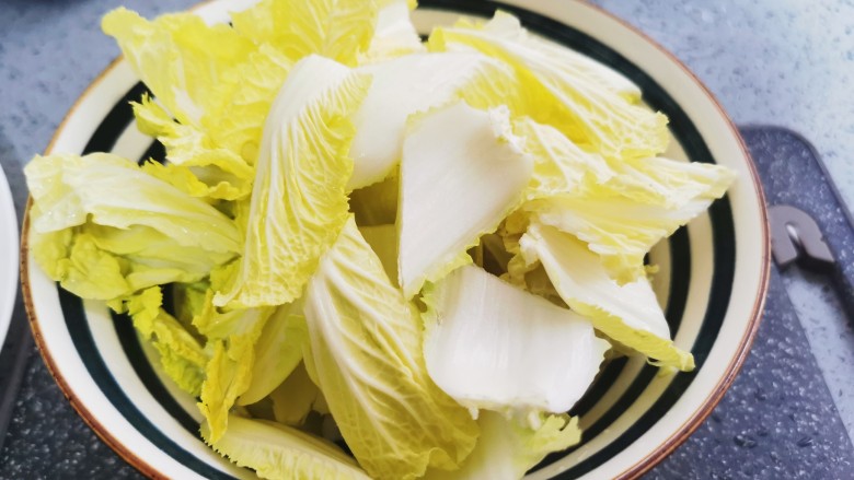 白菜炒豆腐,娃娃菜清洗干净控水,切块