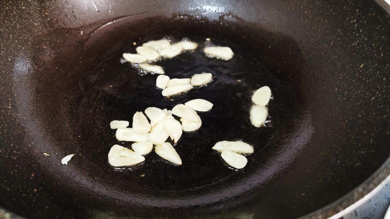 白菜炒豆腐,另起锅烧油,倒入大蒜煸炒至微微变色