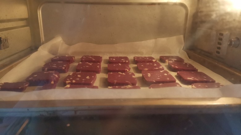 紫薯花生饼干🍪,送入预热好的烤箱,上下火160度烤15分钟,转140度烤10分钟