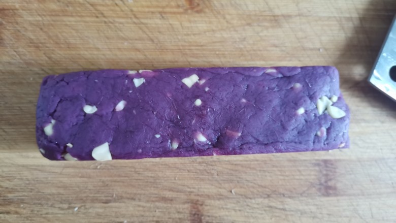 紫薯花生饼干🍪,冷冻好后,面团变硬,从模具里取出来,撕掉保鲜膜