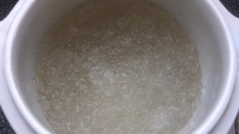 木瓜炖牛奶,开盖,一股浓浓的香味弥漫开来。