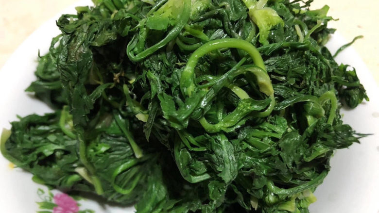 荠菜猪肉饺,开水烧熟捞出,挤干水分。